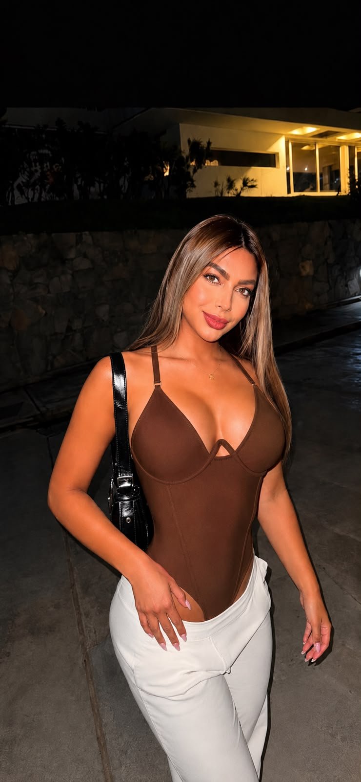 Mujer luciendo un body AORA café